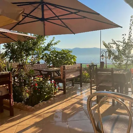 Tékada Hotel&restaurant Hotel *